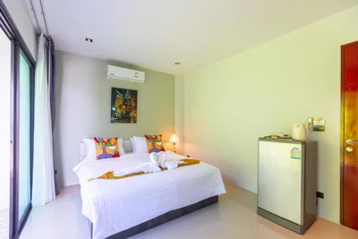Camera Matrimoniale con Vista Montagna — Rossarin Sea View Patong